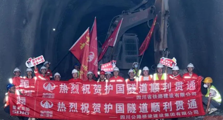 隆黃鐵路隆敘段擴(kuò)能改造工程全線最長(zhǎng)隧道貫通